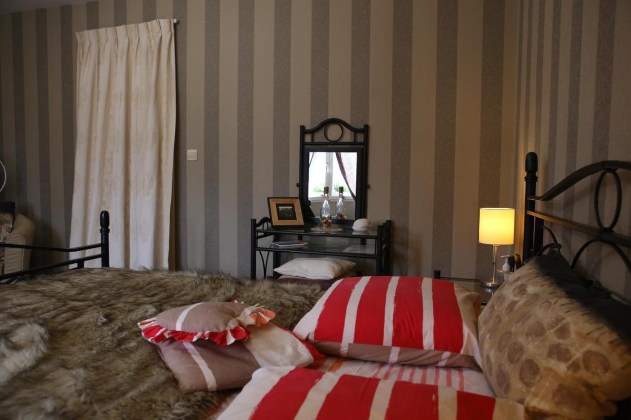 Au Coeur Des Vignes Bed & Breakfast Еперне Екстериор снимка